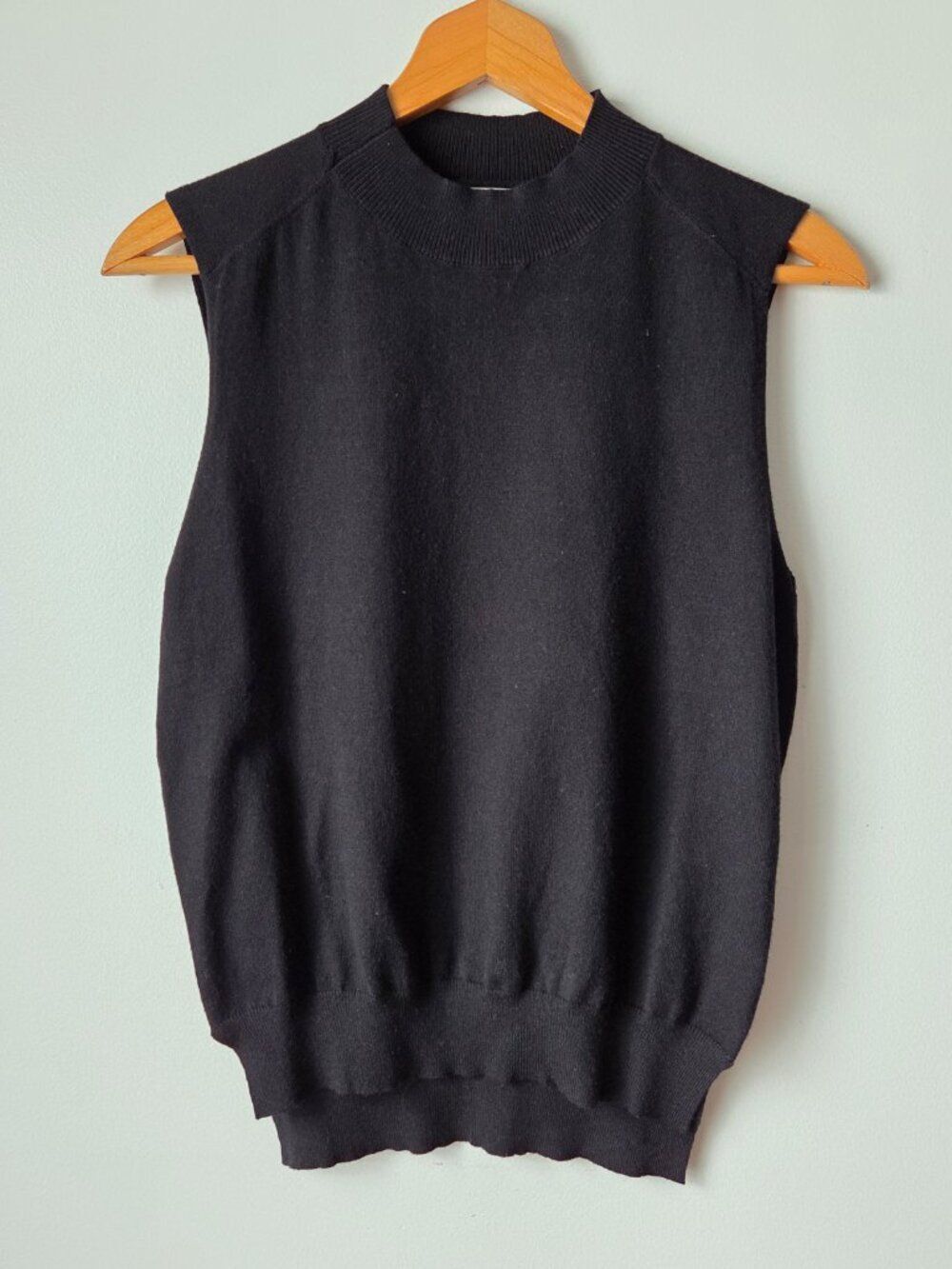 EUC LA MIEL BLACK MOCK NECK SLEEVELESS SWEATER TYPE TOP SIZE M